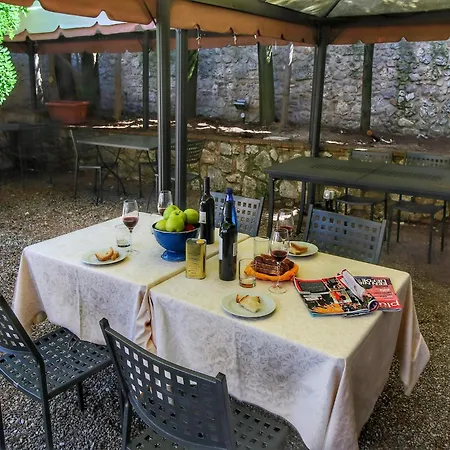 דירה In A With Swimming Pool Mensanello